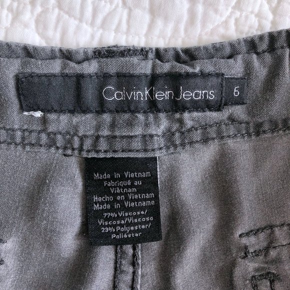 Calvin Klein Lightweight Cargo Capri - Picture 6 of 7